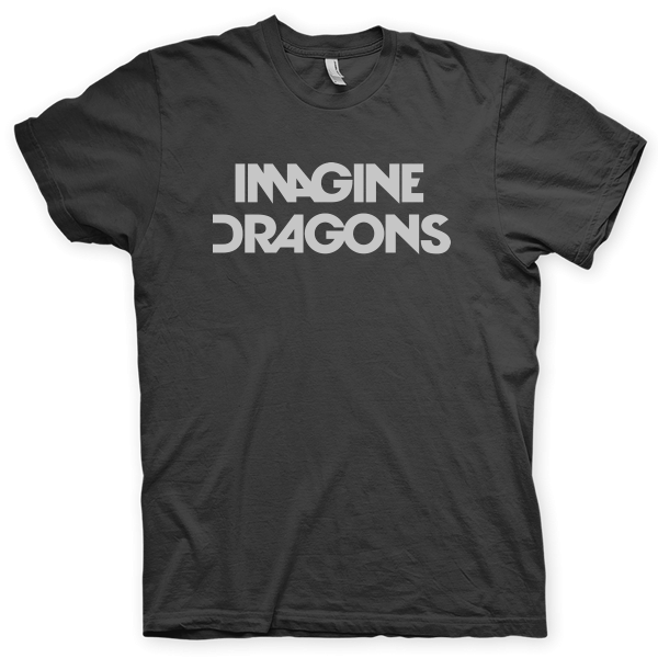 Montagem digital da camiseta preta com estampa azul com arte centralizada da banda Imagine Dragons