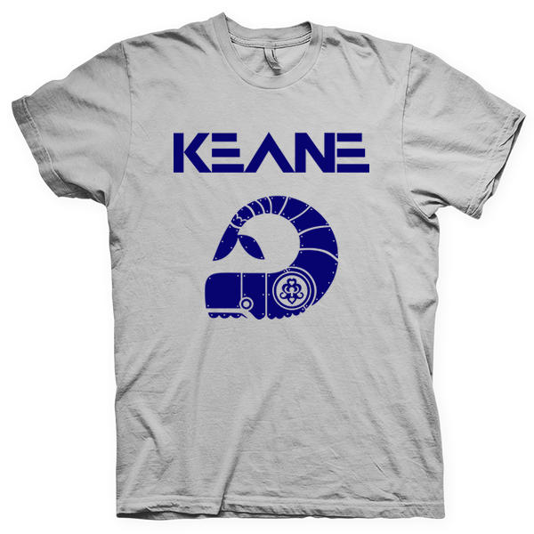 Montagem digital da camiseta preta com estampa azul com arte centralizada da banda Keane, Under the Iron Sea