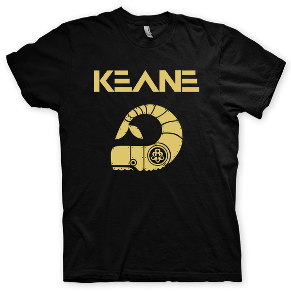 Montagem digital da camiseta preta com estampa azul com arte centralizada da banda Keane, Under the Iron Sea