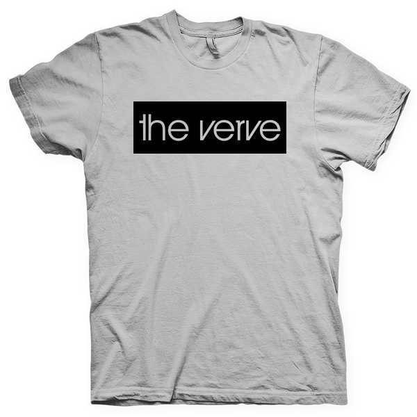 Montagem digital da camiseta preta com estampa azul com arte centralizada da banda The Verve