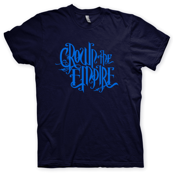 Montagem digital da camiseta preta com estampa azul com arte centralizada da banda Crown The Empire