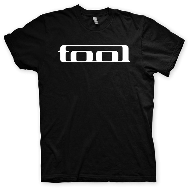 Montagem digital da camiseta preta com estampa azul com arte centralizada da banda Tool
