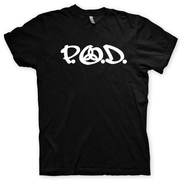 Montagem digital da camiseta preta com estampa azul com arte centralizada da banda P.O.D.