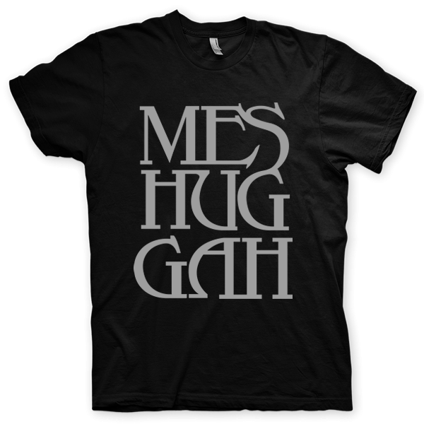 Montagem digital da camiseta preta com estampa azul com arte centralizada da banda Meshuggah