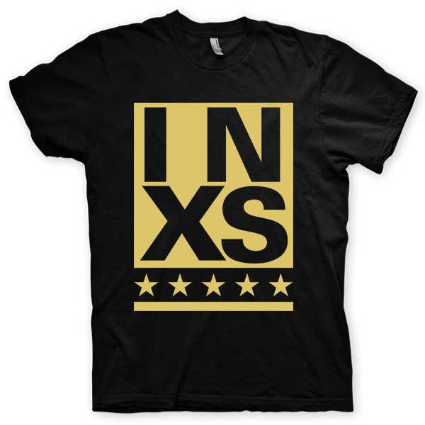 Montagem digital da camiseta preta com estampa azul com arte centralizada da banda INXS