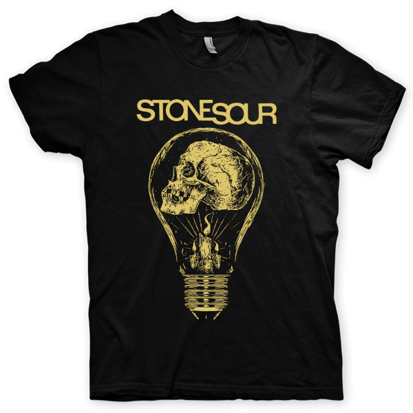 Montagem digital da camiseta preta com estampa azul com arte centralizada da banda Stone Sour