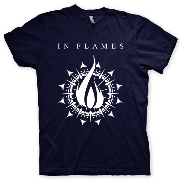 Montagem digital da camiseta preta com estampa azul com arte centralizada da banda In Flames