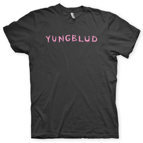 Montagem digital da camiseta preta com estampa azul com arte centralizada da banda Yungblud