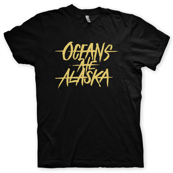 Montagem digital da camiseta preta com estampa azul com arte centralizada da banda Oceans Ate Alaska