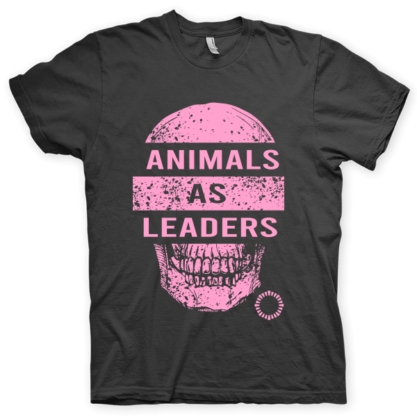 Montagem digital da camiseta preta com estampa azul com arte centralizada da banda Animals as Leaders