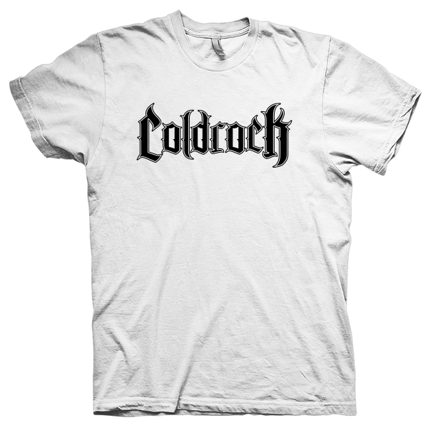 Montagem digital da camiseta preta com estampa azul com arte centralizada da banda Cold Lettering