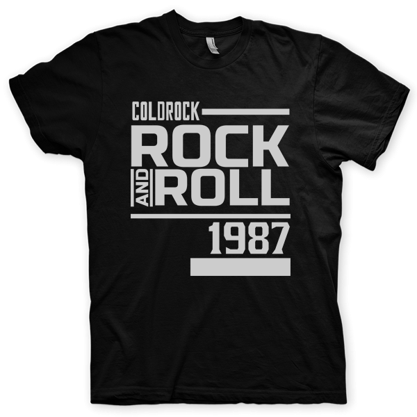 Montagem digital da camiseta preta com estampa azul com arte centralizada da banda The Rock and Roll