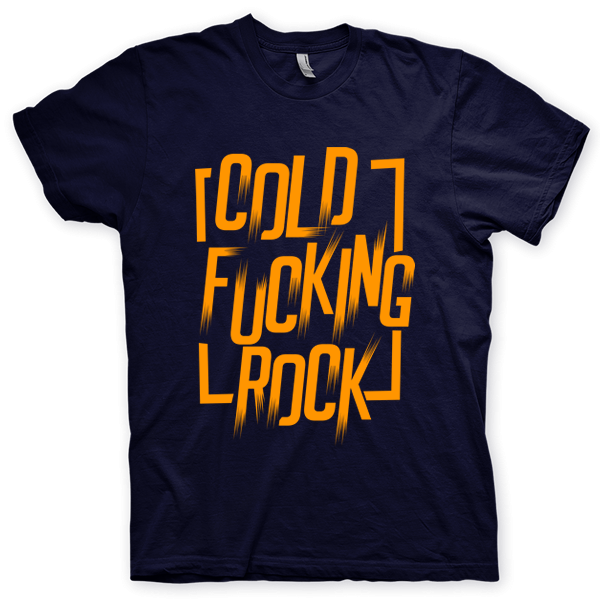Montagem digital da camiseta preta com estampa azul com arte centralizada da banda Cold Fucking Rock