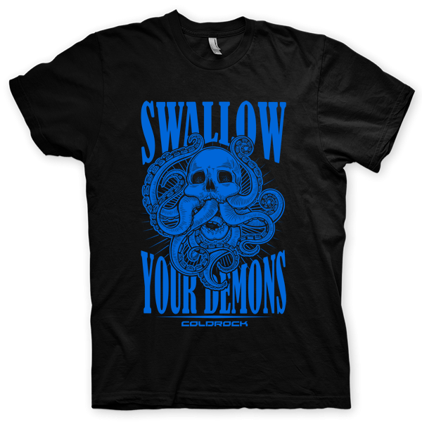 Montagem digital da camiseta preta com estampa azul com arte centralizada da banda Swallow Your Demons