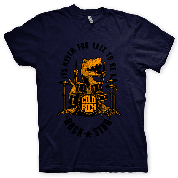 Montagem digital da camiseta preta com estampa azul com arte centralizada da banda Dino Drums Orange
