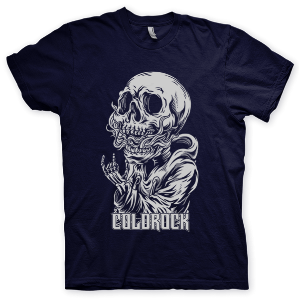 Montagem digital da camiseta preta com estampa azul com arte centralizada da banda Rock Skull