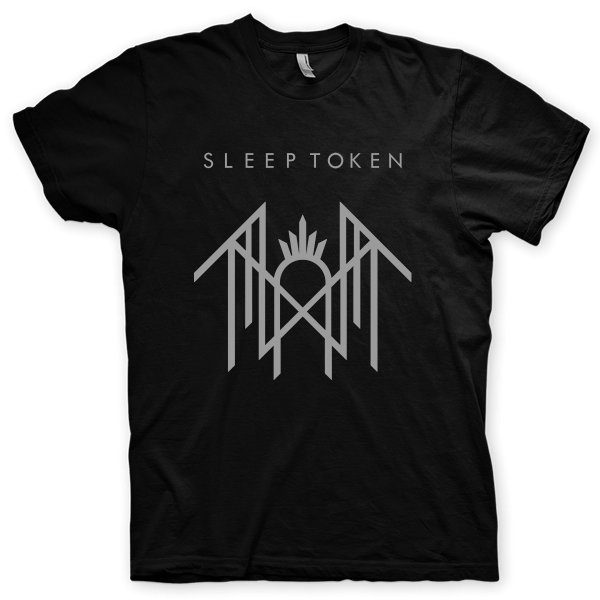 Montagem digital da camiseta preta com estampa azul com arte centralizada da banda Sleep Token, Take Me Back to Eden
