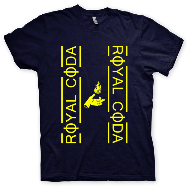 Montagem digital da camiseta preta com estampa azul com arte centralizada da banda Royal Coda