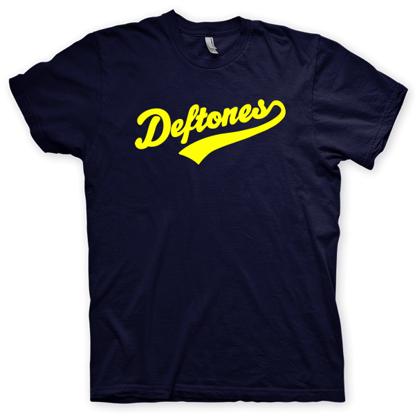 Montagem digital da camiseta preta com estampa azul com arte centralizada da banda Deftones, Patch