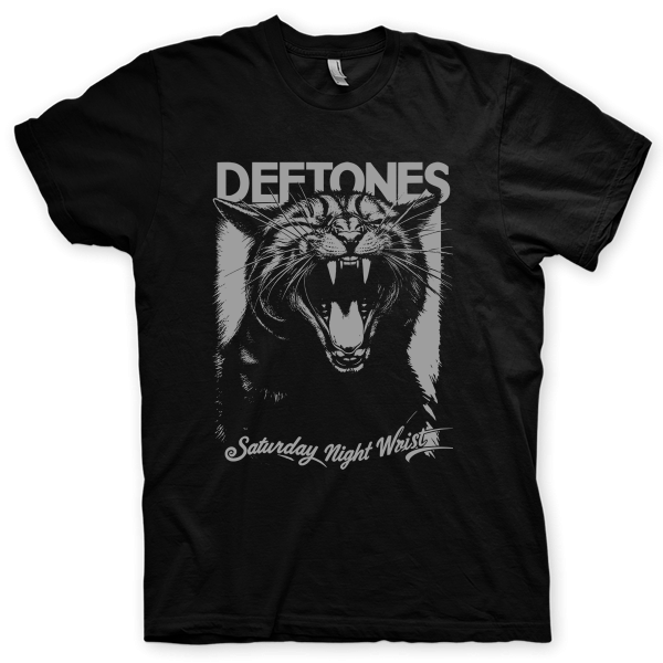 Montagem digital da camiseta preta com estampa azul com arte centralizada da banda Deftones, Saturday Night Wrist