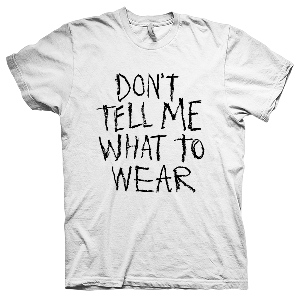 Montagem digital da camiseta preta com estampa azul com arte centralizada da banda Lady Gaga, Don't tell me what to wear