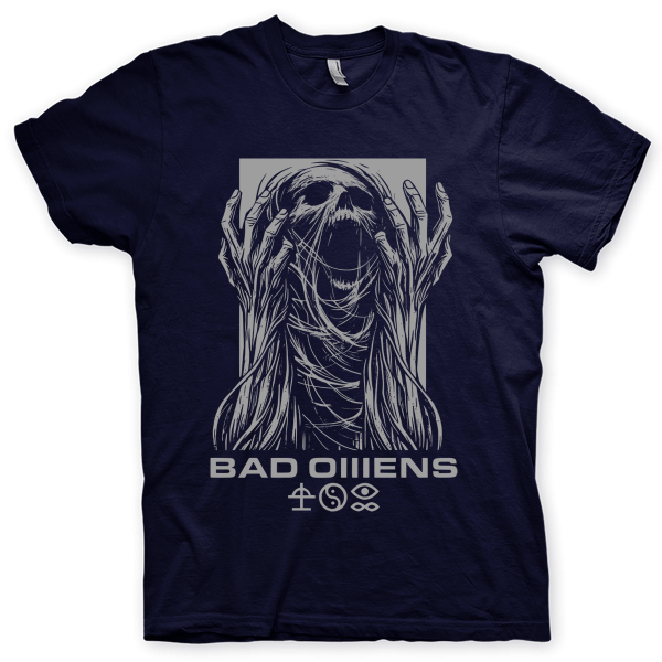 Montagem digital da camiseta preta com estampa azul com arte centralizada da banda Bad Omens, Descritivo Exemplo