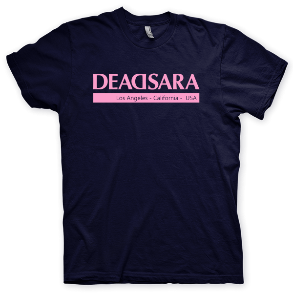Montagem digital da camiseta preta com estampa azul com arte centralizada da banda Dead Sara, Los Angeles
