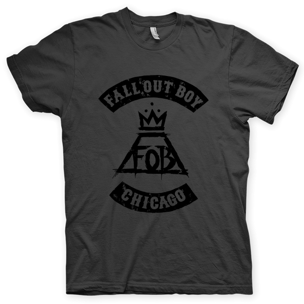 Montagem digital da camiseta preta com estampa azul com arte centralizada da banda Fall Out Boy, Chicago