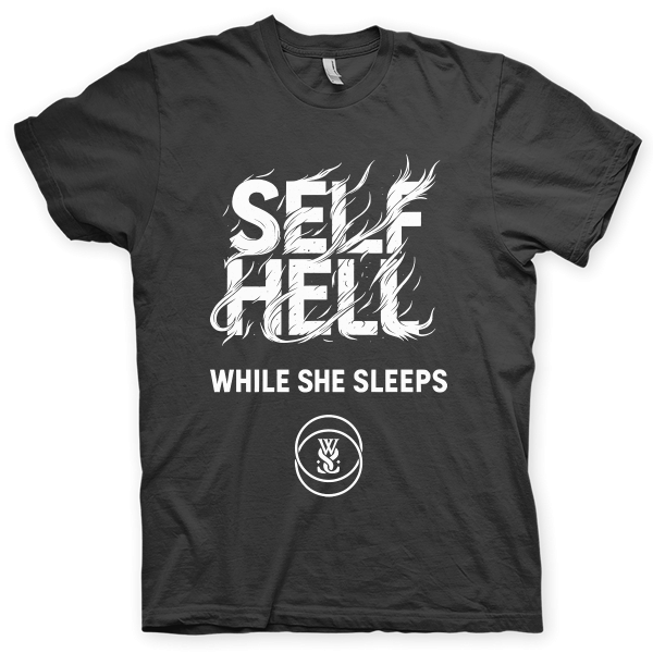 Montagem digital da camiseta preta com estampa azul com arte centralizada da banda While She Sleeps, Selff Hell