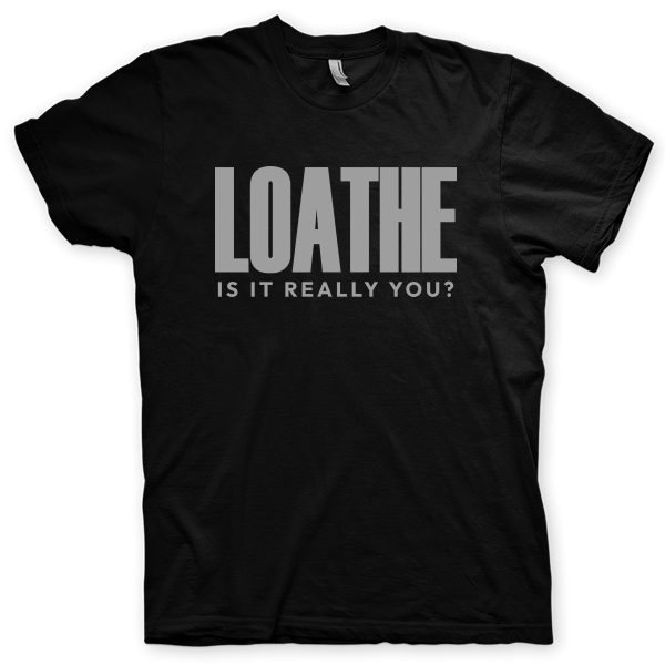 Montagem digital da camiseta preta com estampa azul com arte centralizada da banda Loathe, Is It Really You?