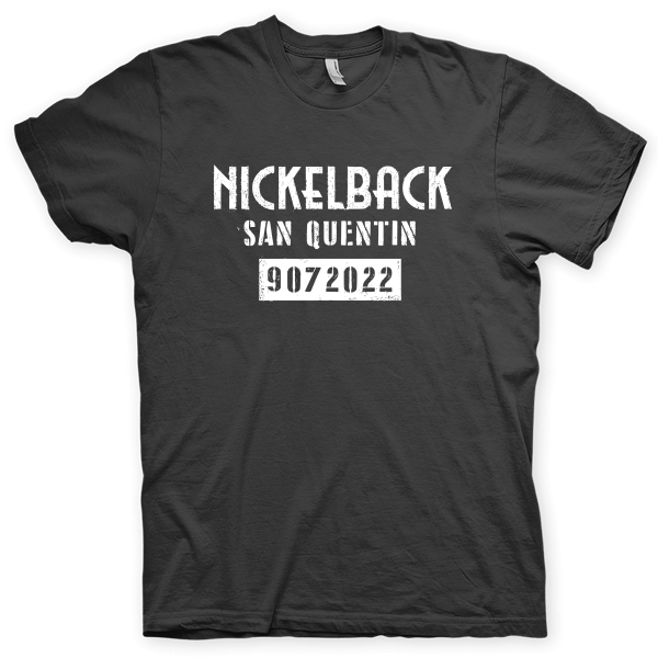 Montagem digital da camiseta preta com estampa azul com arte centralizada da banda Nickelback, San Quentin