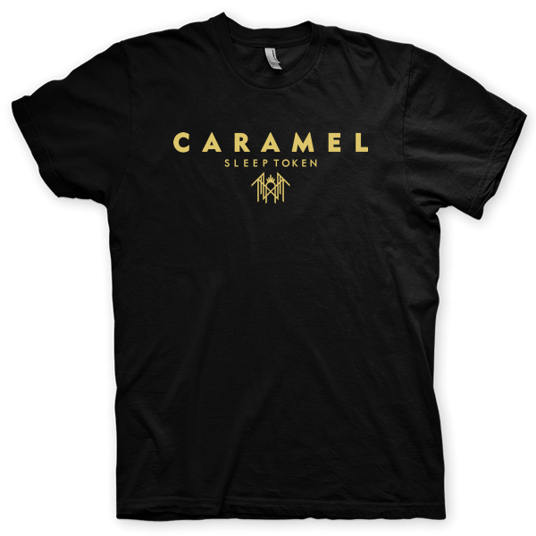 Montagem digital da camiseta preta com estampa azul com arte centralizada da banda Sleep Token, Caramel