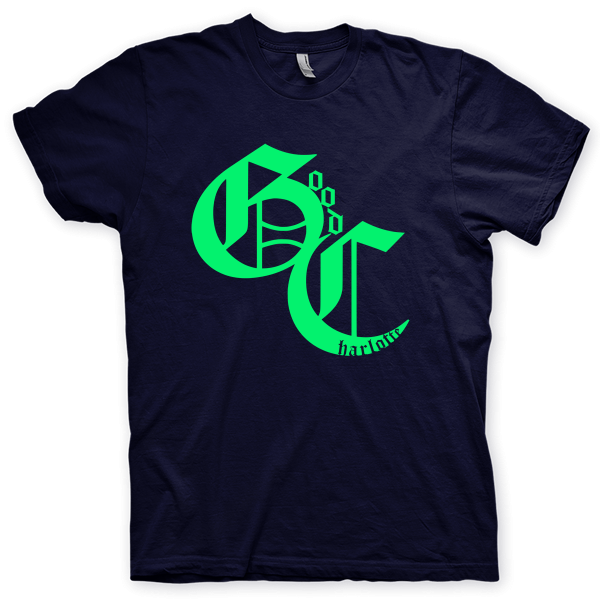 Montagem digital da camiseta preta com estampa azul com arte centralizada da banda Good Charlotte, GC